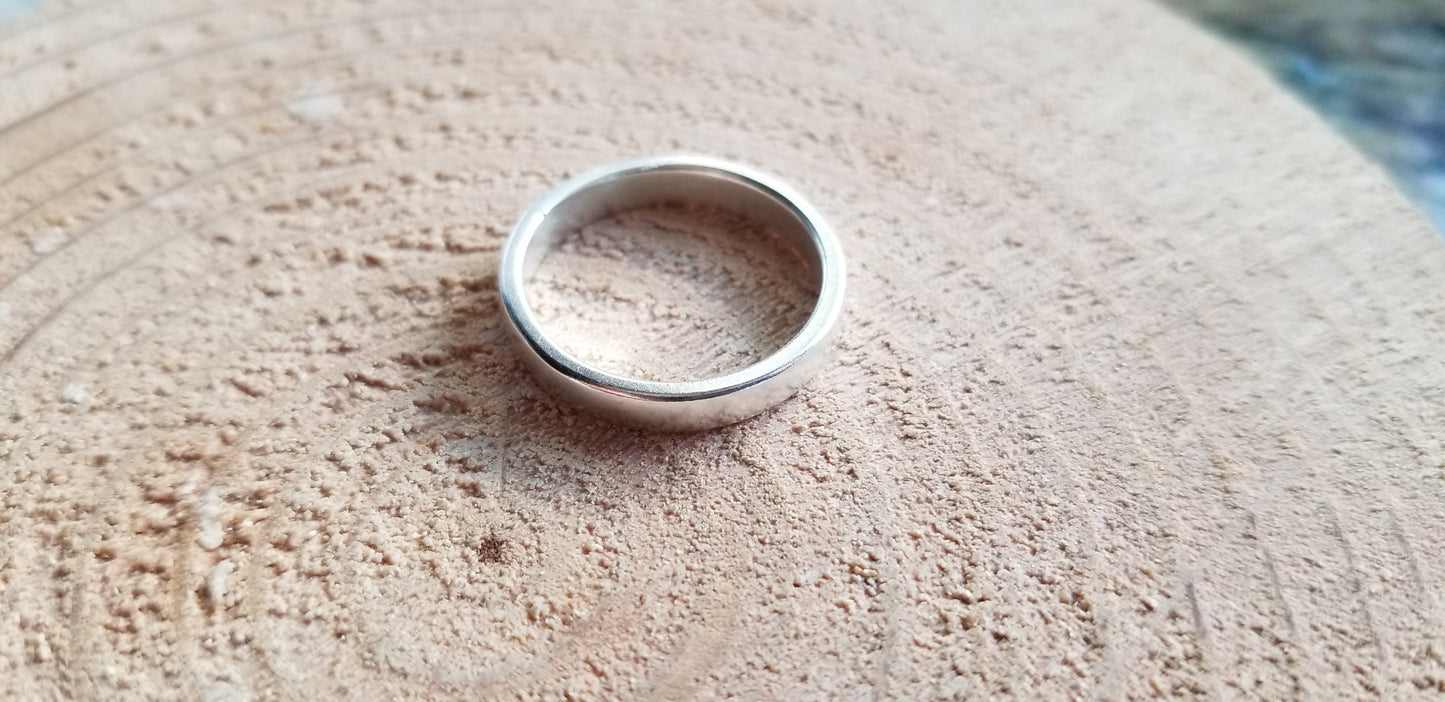 Fine Silver Figure Eight Style Standard Band Ring Size 7