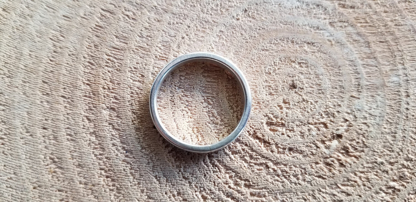 Fine Silver Figure Eight Style Standard Band Ring Size 7